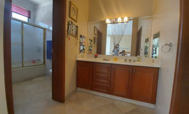 Samborondon, Venta de linda casa 5 dormitorios con Piscina