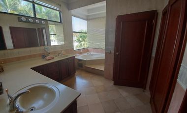 Samborondon, Venta de linda casa 5 dormitorios con Piscina