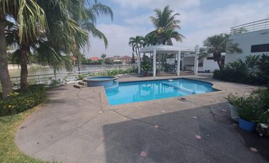 Samborondon, Venta de linda casa 5 dormitorios con Piscina