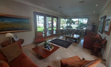 Samborondon, Venta de linda casa 5 dormitorios con Piscina