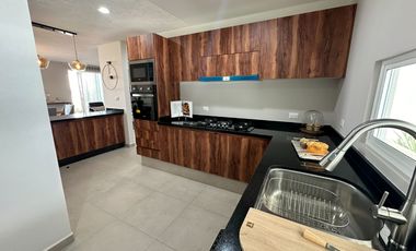 Casa con jardín en La Vista Residencial, Querétaro.