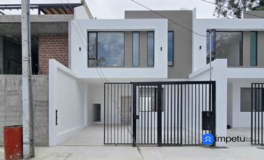 Se vende casa unifamiliar en Amable María, aplican a crédito VIP con la tasa del 4,87 % a 25 años plazo, zona residencial y segura, calles