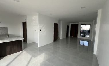 Casa en venta, Urb. El Condado - AV. León Febres Cordero