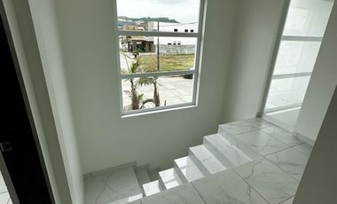 Casa en venta, Urb. El Condado - AV. León Febres Cordero