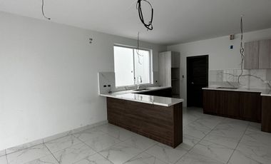 Casa en venta, Urb. El Condado - AV. León Febres Cordero