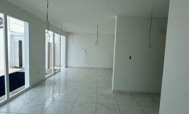 Casa en venta, Urb. El Condado - AV. León Febres Cordero