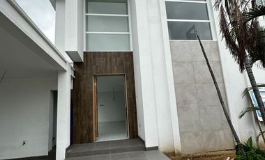 Casa en venta, Urb. El Condado - AV. León Febres Cordero