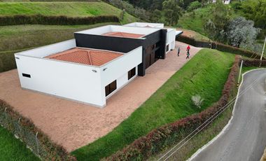 CASA FINCA DE LUJO EN VENTA, CONDOMINIO CERRADO, A 20 MINUTOS DEL AEROPUERTO JOSE MARIA CORDOVA