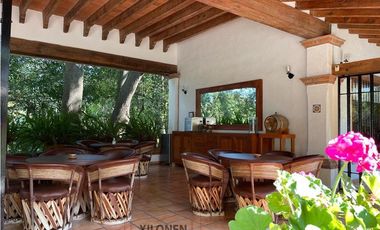 Rancho Señorial Privilegiado, con 3 Pozos y Bella Ecología. Casa estilo Mediterránea amueblada, con alberca, 10 caballerizas: Frontón y Pádel tenis.