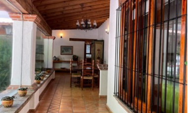 Rancho Señorial Privilegiado, con 3 Pozos y Bella Ecología. Casa estilo Mediterránea amueblada, con alberca, 10 caballerizas: Frontón y Pádel tenis.