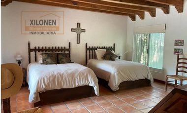 Rancho Señorial Privilegiado, con 3 Pozos y Bella Ecología. Casa estilo Mediterránea amueblada, con alberca, 10 caballerizas: Frontón y Pádel tenis.