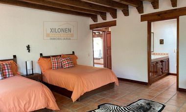 Rancho Señorial Privilegiado, con 3 Pozos y Bella Ecología. Casa estilo Mediterránea amueblada, con alberca, 10 caballerizas: Frontón y Pádel tenis.