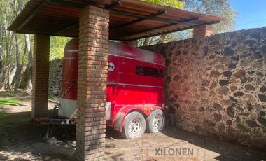Rancho Señorial Privilegiado, con 3 Pozos y Bella Ecología. Casa estilo Mediterránea amueblada, con alberca, 10 caballerizas: Frontón y Pádel tenis.