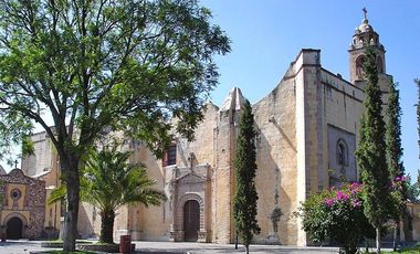 Rancho Señorial Privilegiado, con 3 Pozos y Bella Ecología. Casa estilo Mediterránea amueblada, con alberca, 10 caballerizas: Frontón y Pádel tenis.