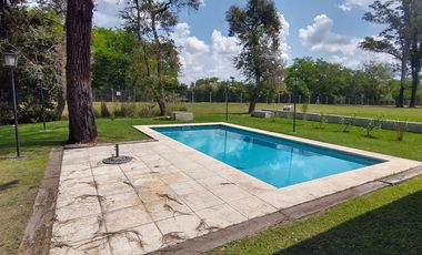 Excelente Casa Estilo Campo - 375 m² Construidos Sobre 1203 m² de Lote