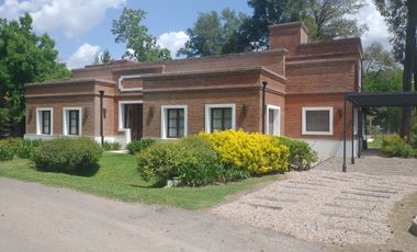 Excelente Casa Estilo Campo - 375 m² Construidos Sobre 1203 m² de Lote