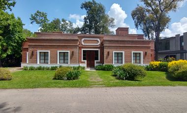 Excelente Casa Estilo Campo - 375 m² Construidos Sobre 1203 m² de Lote