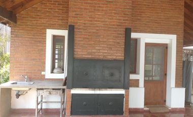 Excelente Casa Estilo Campo - 375 m² Construidos Sobre 1203 m² de Lote