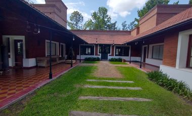 Excelente Casa Estilo Campo - 375 m² Construidos Sobre 1203 m² de Lote