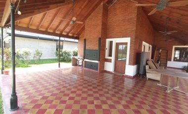 Excelente Casa Estilo Campo - 375 m² Construidos Sobre 1203 m² de Lote
