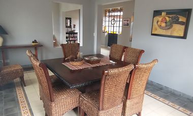 Excelente Casa Estilo Campo - 375 m² Construidos Sobre 1203 m² de Lote