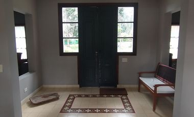 Excelente Casa Estilo Campo - 375 m² Construidos Sobre 1203 m² de Lote