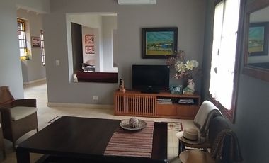 Excelente Casa Estilo Campo - 375 m² Construidos Sobre 1203 m² de Lote
