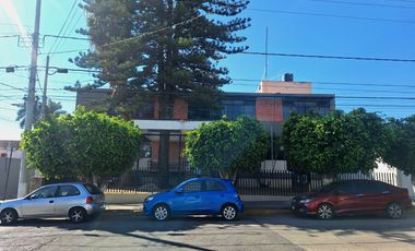 CASA COMERCIAL EN RENTA EN ESQUINA EN LA ARBIDE LEÓN GTO IDEAL PARA OFICINAS, ESCUELA, ACADEMIA, SPA, CONSULTORIOS A DOS CALLES DE AV. NICARAGUA