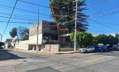 CASA COMERCIAL EN RENTA EN ESQUINA EN LA ARBIDE LEÓN GTO IDEAL PARA OFICINAS, ESCUELA, ACADEMIA, SPA, CONSULTORIOS A DOS CALLES DE AV. NICARAGUA