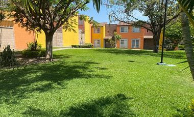 Venta de casa en fraccionamiento con alberca, jardín, palapa y vigilancia las 24 horas