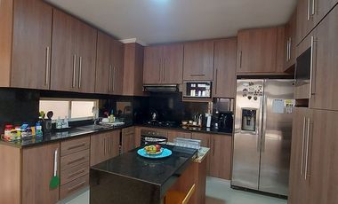 En Machala En Venta Linda Casa en Urbanización Privada con 3 dormitorios y en P.B. Estudio o Dormitorio pequeño