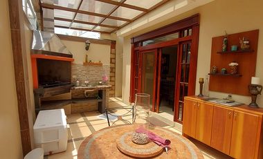 En Machala En Venta Linda Casa en Urbanización Privada con 3 dormitorios y en P.B. Estudio o Dormitorio pequeño