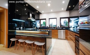 Casa de Lujo en Renta en Lomas Del Valle Amueblada Zona Andares Zapopan