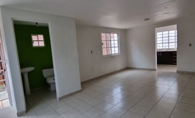 Casa en renta el Fraccionamiento Villas del Campo en Calimaya, Estado de México, modelo Tahoe con ampliación en privada