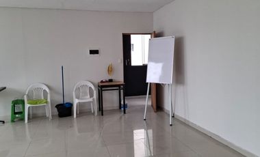 Amplio Local Comercial Ideal Para Oficinas – Empresas - Academias Entre Otros. CERCA DE TODO, COMERCIOS, BANCOS, FACIL ACCESO A TRANSPORTE PUBLICO