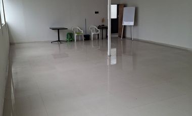 Amplio Local Comercial Ideal Para Oficinas – Empresas - Academias Entre Otros. CERCA DE TODO, COMERCIOS, BANCOS, FACIL ACCESO A TRANSPORTE PUBLICO