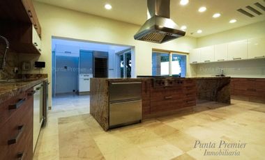 Casa de Lujo en Renta con Alberca Lomas del Valle Zona Andares Zapopan Puerta de Hierro