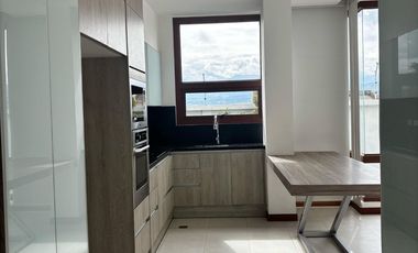 SUITE DE RENTA, EN CUMBAYA, CON PATIO Y PERGOLA