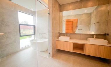 FOR SALE: Brand New 6 Bedrooms House and Lot with Swimming Pool in BF Homes Parañaque