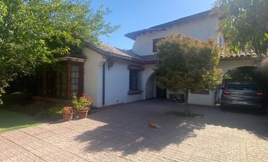 Se vende espaciosa casa en excelente ubicación en la comuna de Macul