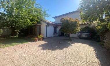 Se vende espaciosa casa en excelente ubicación en la comuna de Macul