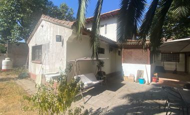 Se vende espaciosa casa en excelente ubicación en la comuna de Macul