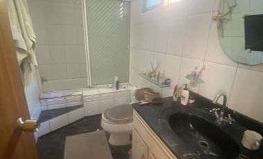 Se vende espaciosa casa en excelente ubicación en la comuna de Macul