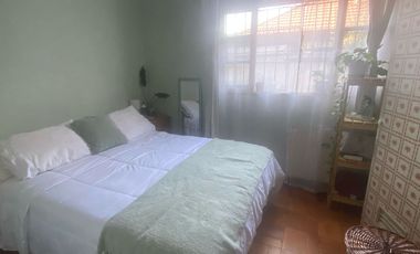 Se vende espaciosa casa en excelente ubicación en la comuna de Macul