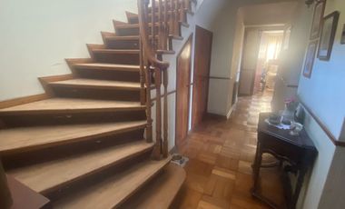 Se vende espaciosa casa en excelente ubicación en la comuna de Macul