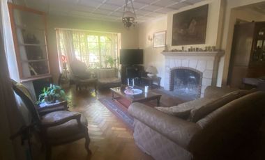 Se vende espaciosa casa en excelente ubicación en la comuna de Macul