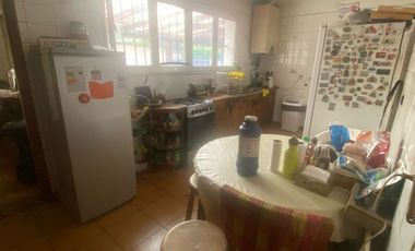 Se vende espaciosa casa en excelente ubicación en la comuna de Macul