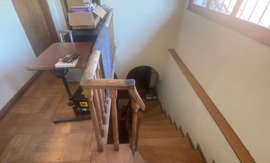 Se vende espaciosa casa en excelente ubicación en la comuna de Macul