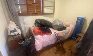 Se vende espaciosa casa en excelente ubicación en la comuna de Macul