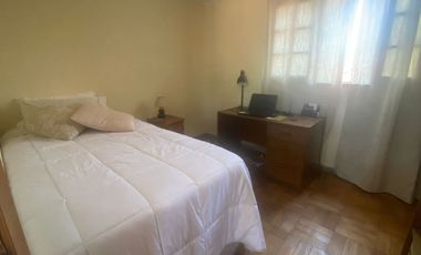 Se vende espaciosa casa en excelente ubicación en la comuna de Macul